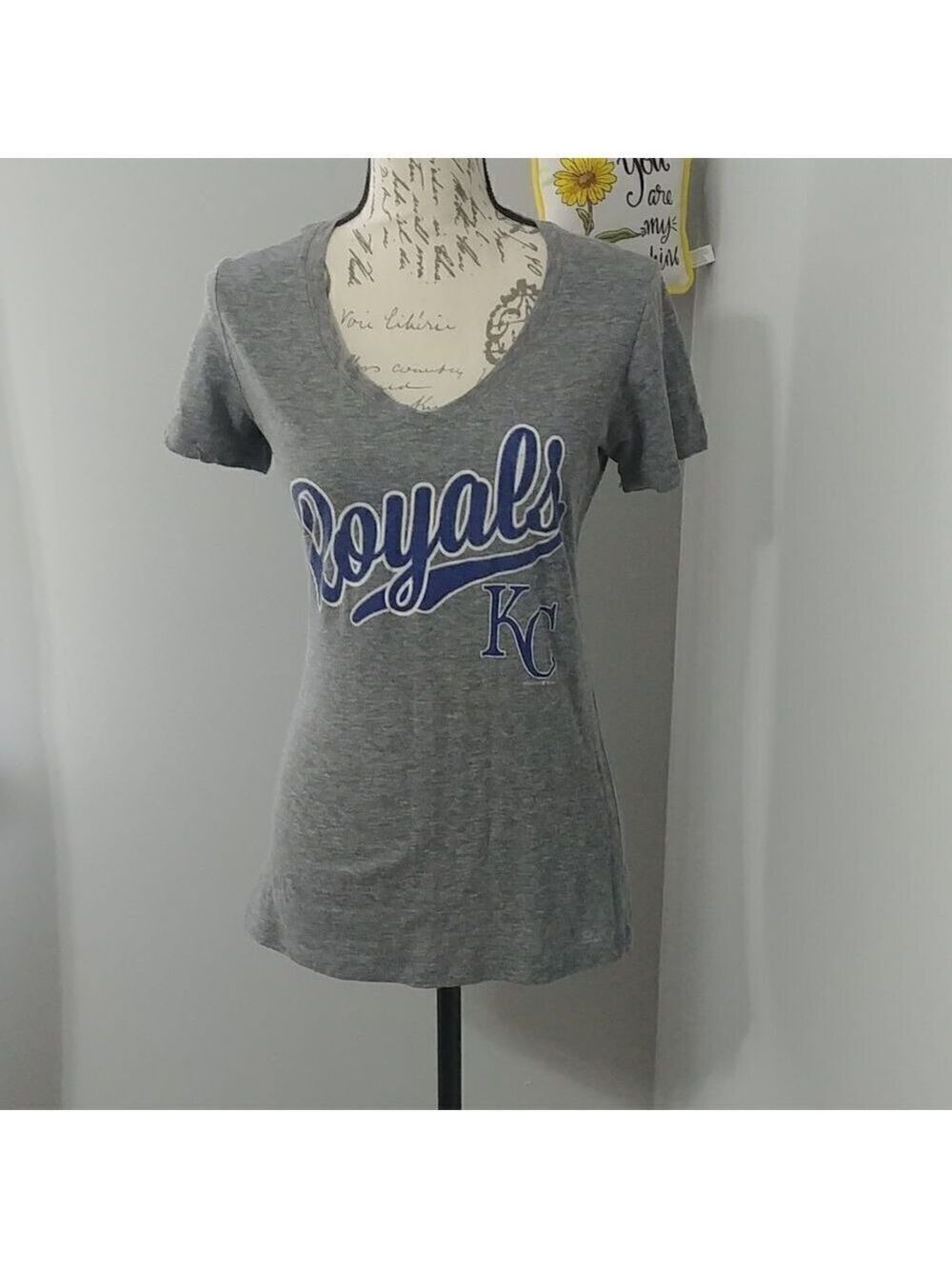 5th & Ocean Kansas City Royals Grey Short Sleeve V Neck Top M